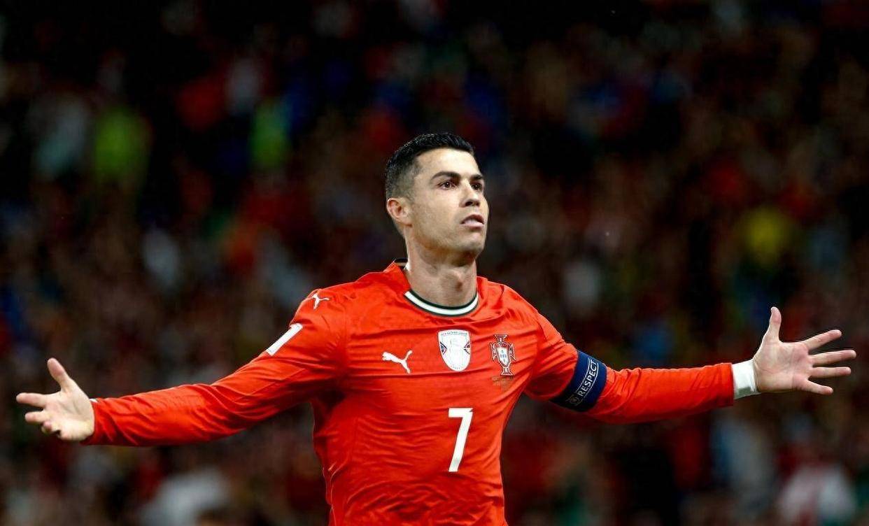 绝代双骄同发威，40岁C罗一球一助建功，38岁梅西戴帽戏法+助攻斩获金靴